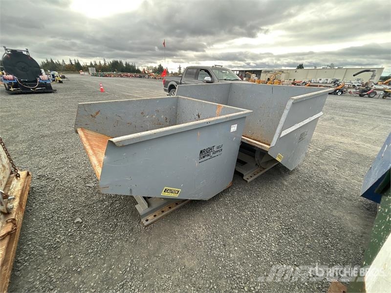 Quantity of (2) 5 ft 6 in Self-Dumping Hopper Apcirkņi un piltuves
