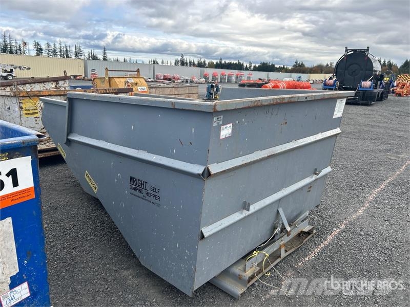 Quantity of (2) 5 ft 6 in Self-Dumping Hopper Apcirkņi un piltuves