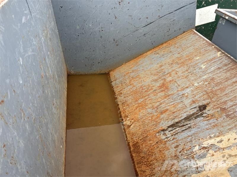 Quantity of (2) 5 ft 6 in Self-Dumping Hopper Apcirkņi un piltuves
