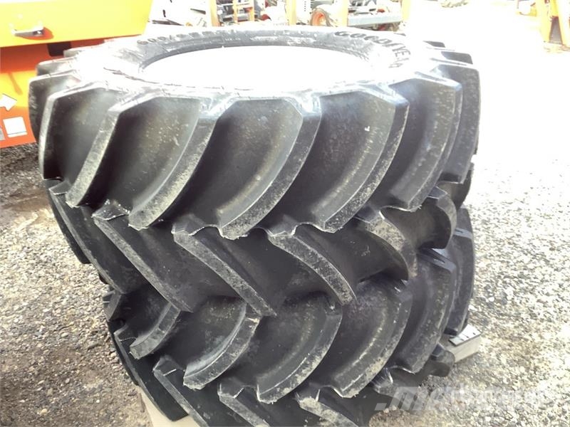  Quantity of (2)  600/65R28 600/65R28 Tires الإطارات والعجلات والحافات