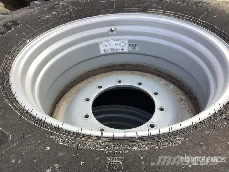  Quantity of (2)  600/65R28 600/65R28 Tires الإطارات والعجلات والحافات