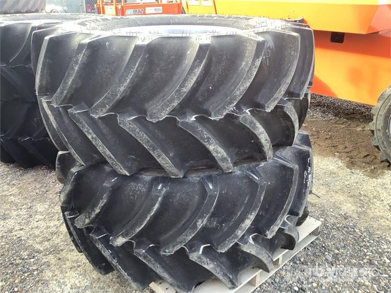  Quantity of (2)  600/65R28 600/65R28 Tires الإطارات والعجلات والحافات