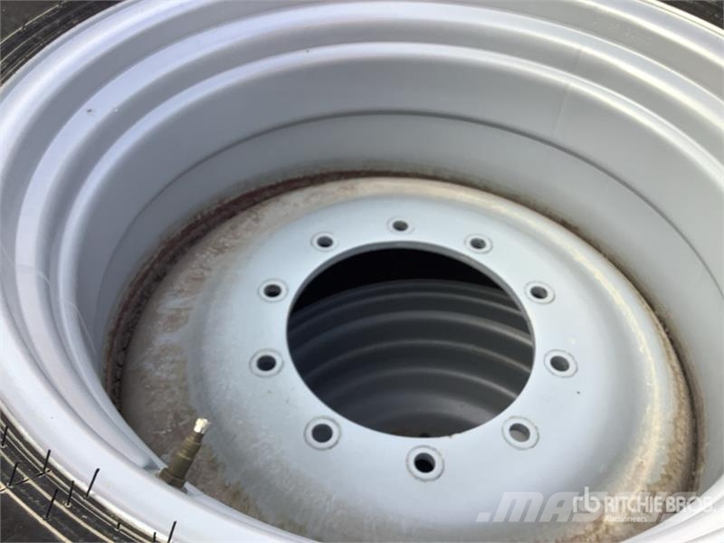 Quantity of (2)  600/65R28 600/65R28 Tires الإطارات والعجلات والحافات