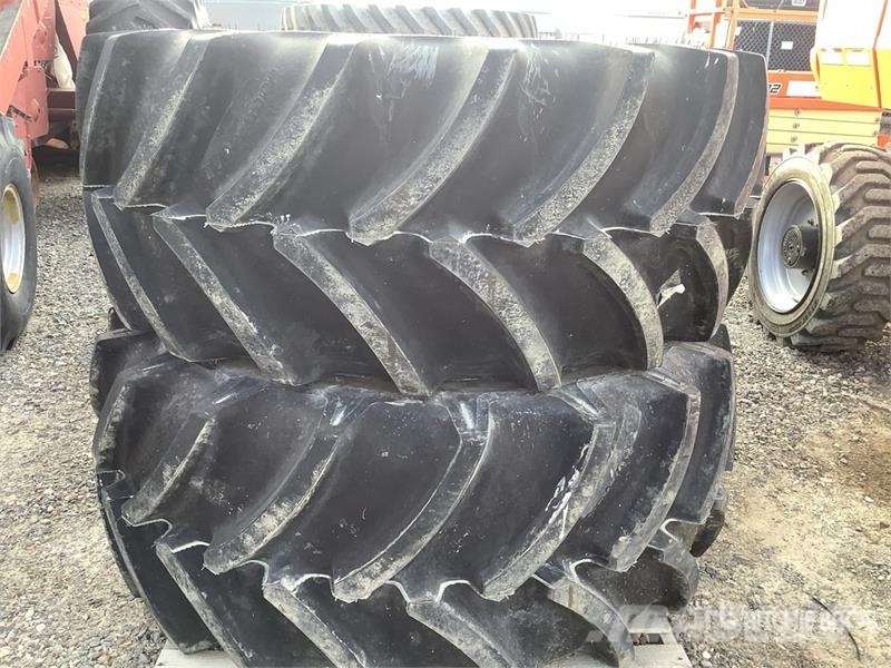  Quantity of (2)  600/65R28 600/65R28 Tires الإطارات والعجلات والحافات
