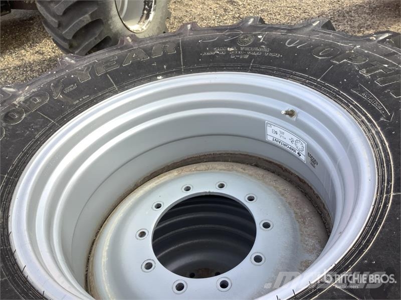  Quantity of (2)  600/65R28 600/65R28 Tires الإطارات والعجلات والحافات