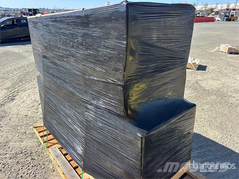 Quantity of (2) Armorgard SB25 Job Site Box (Unuse Outros componentes