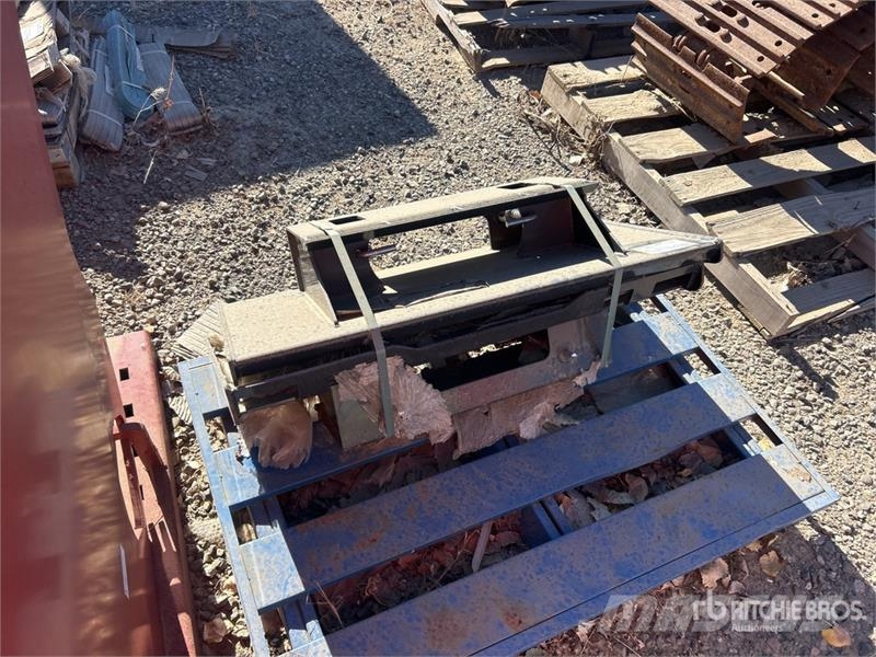 Quantity of (2) Arteer QB-BT Skid Steer Attachment Outros componentes