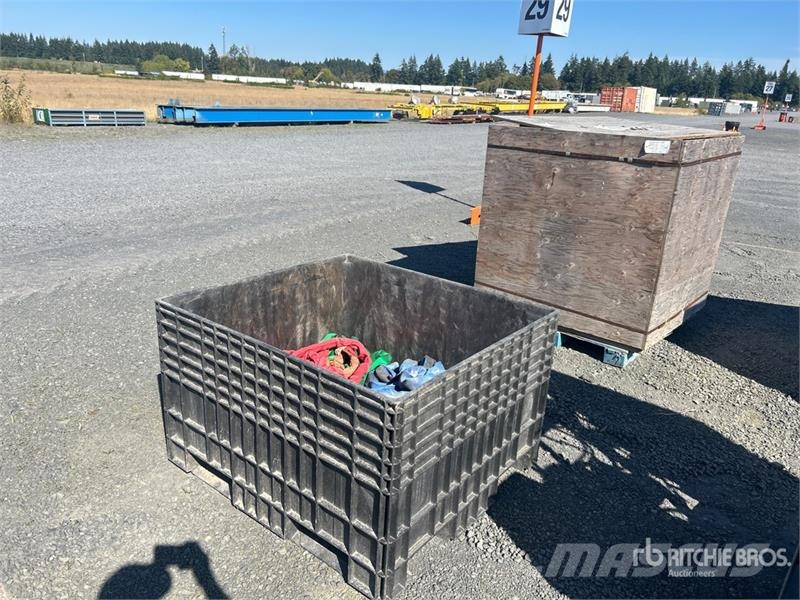 Quantity of (2) Boxes of Rigging Rezervni deli in oprema za dvigala