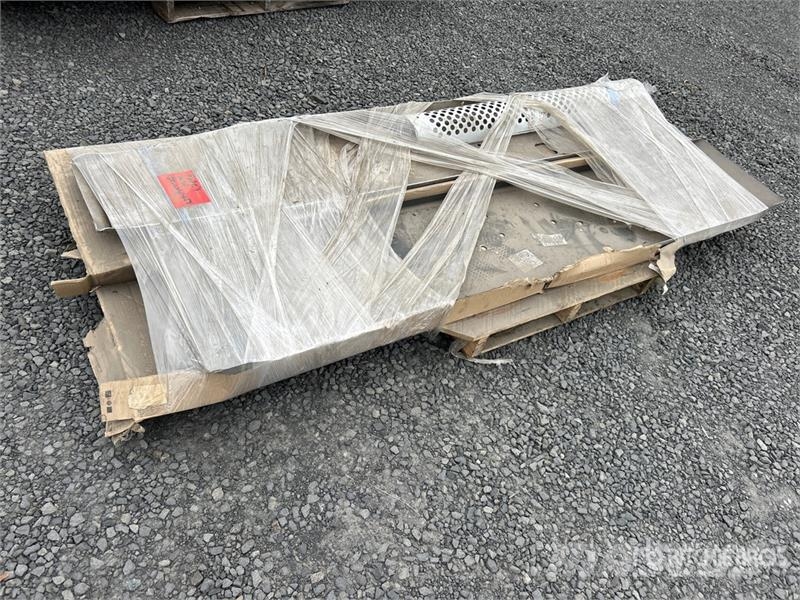  Quantity of (2) Bumpers & Stack Guard トラック・トレーラー - 　その他