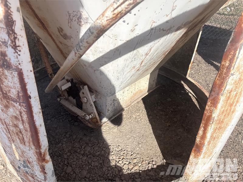  Quantity of (2) Car-Bro equipment Concrete Bucket Zubehör