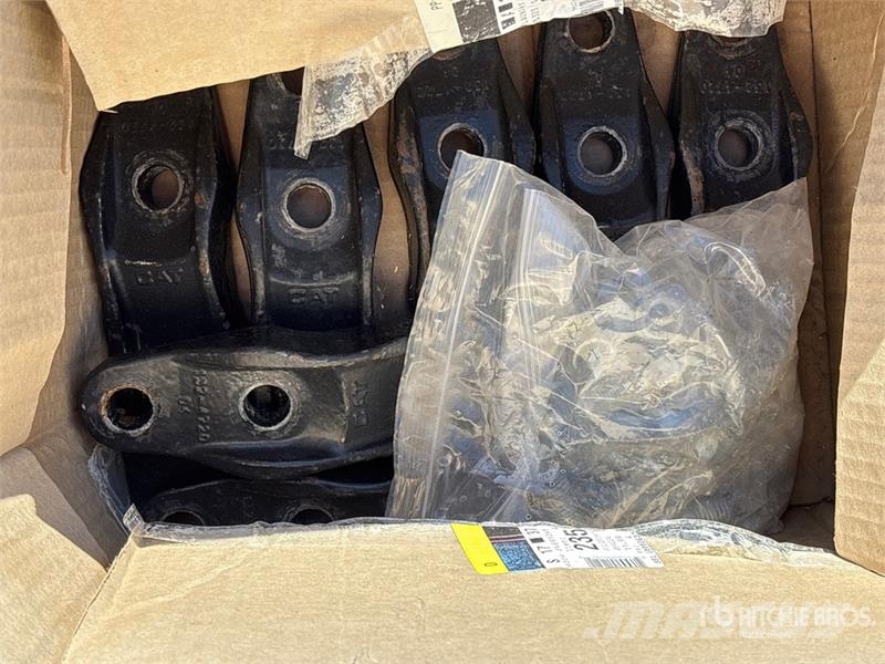 Quantity of (2) Cat Compact Track Loader Tracks Inne akcesoria
