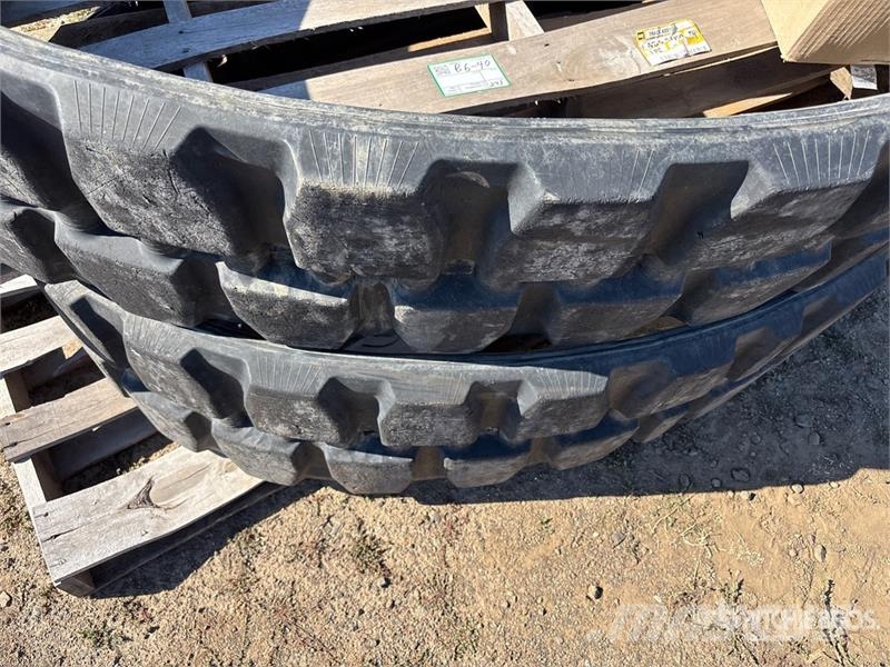 Quantity of (2) Cat Compact Track Loader Tracks Inne akcesoria
