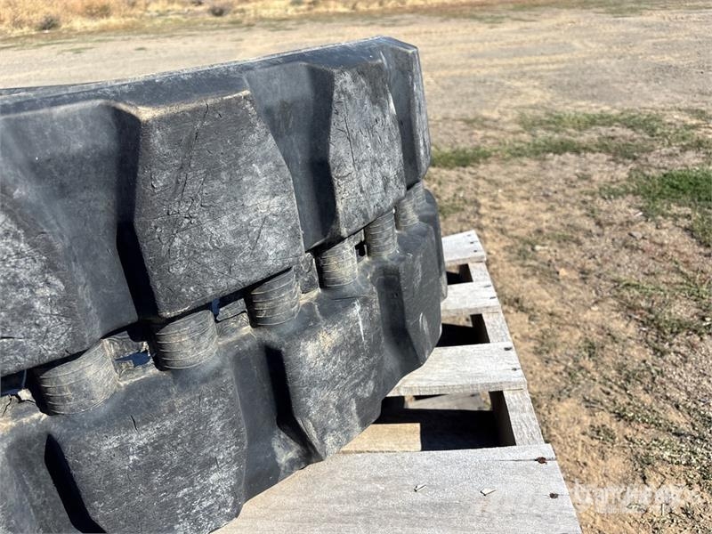 Quantity of (2) Cat Compact Track Loader Tracks Inne akcesoria