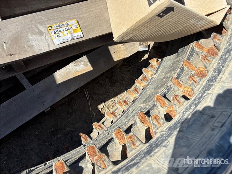 Quantity of (2) Cat Compact Track Loader Tracks Inne akcesoria