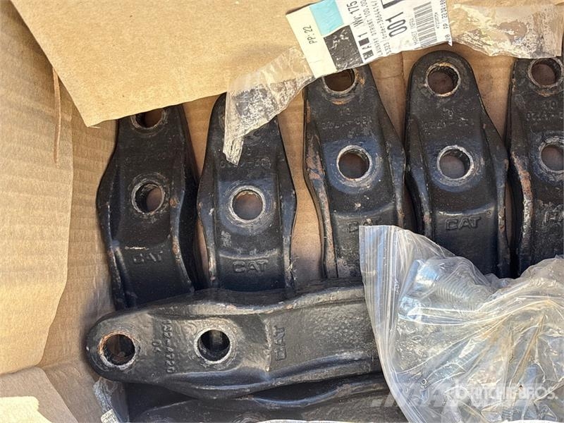 Quantity of (2) Cat Compact Track Loader Tracks Inne akcesoria