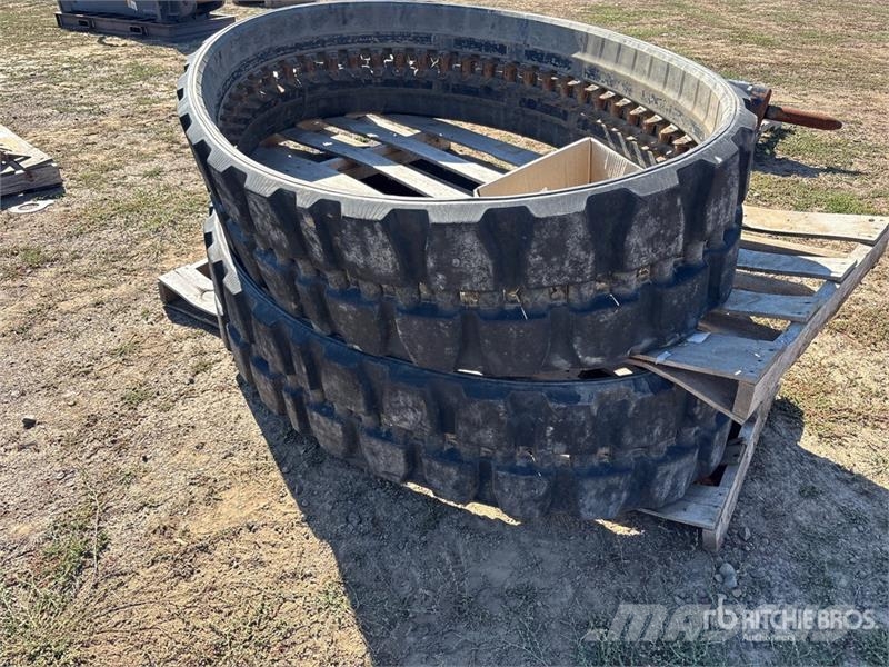 Quantity of (2) Cat Compact Track Loader Tracks Inne akcesoria