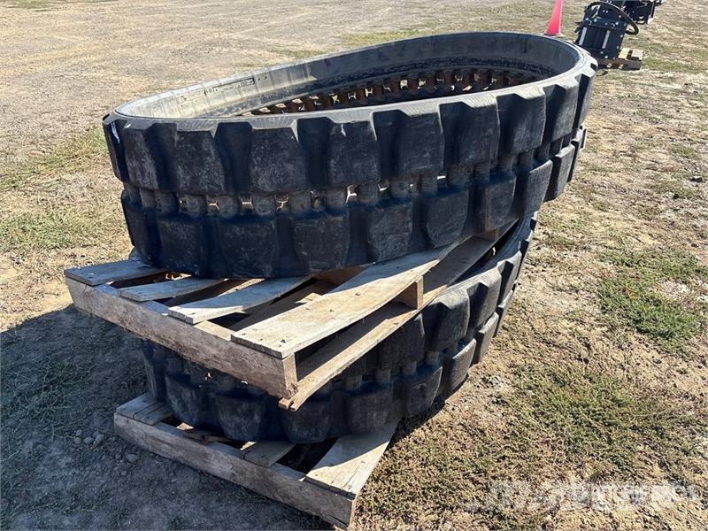 Quantity of (2) Cat Compact Track Loader Tracks Inne akcesoria