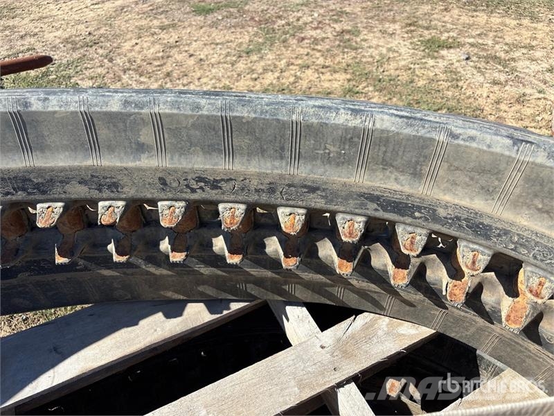 Quantity of (2) Cat Compact Track Loader Tracks Inne akcesoria