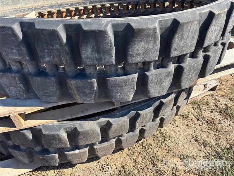 Quantity of (2) Cat Compact Track Loader Tracks Inne akcesoria