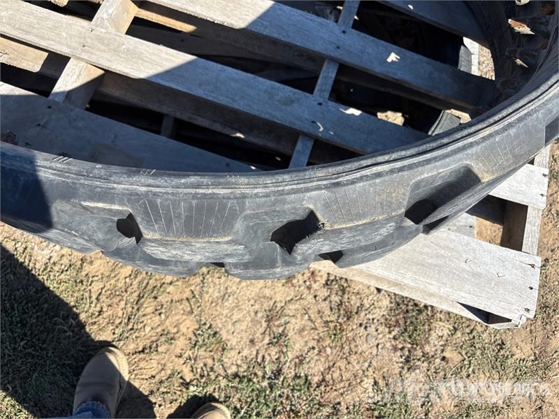 Quantity of (2) Cat Compact Track Loader Tracks Inne akcesoria
