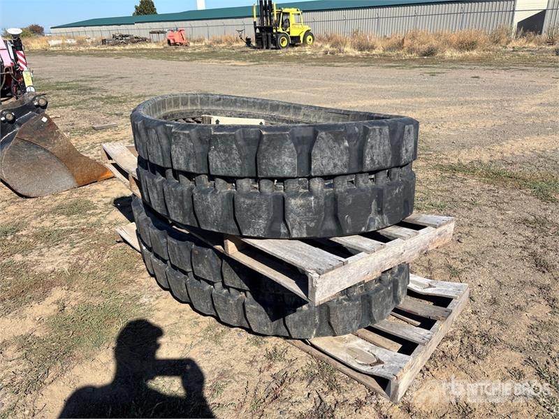 Quantity of (2) Cat Compact Track Loader Tracks Inne akcesoria