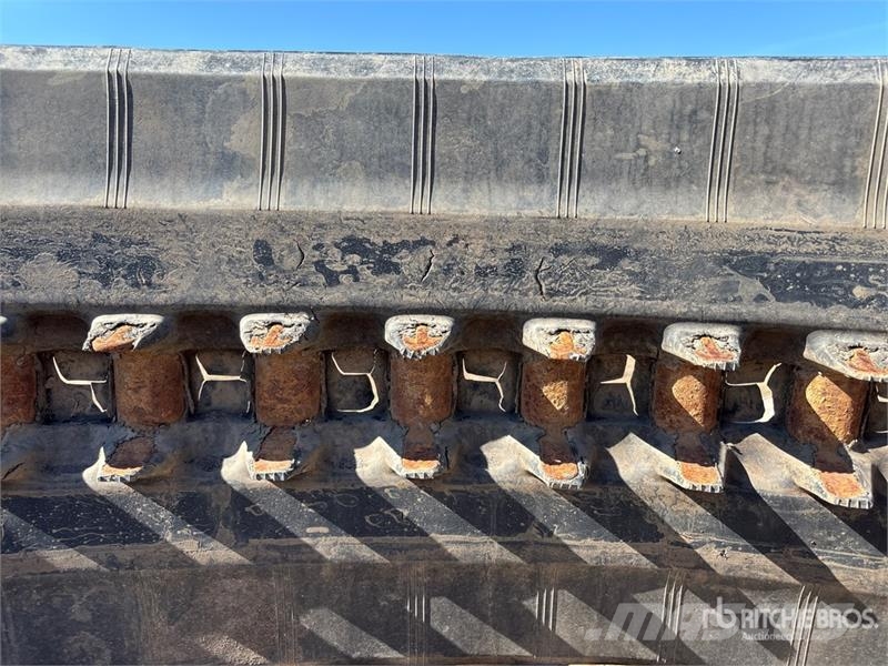 Quantity of (2) Cat Compact Track Loader Tracks Inne akcesoria