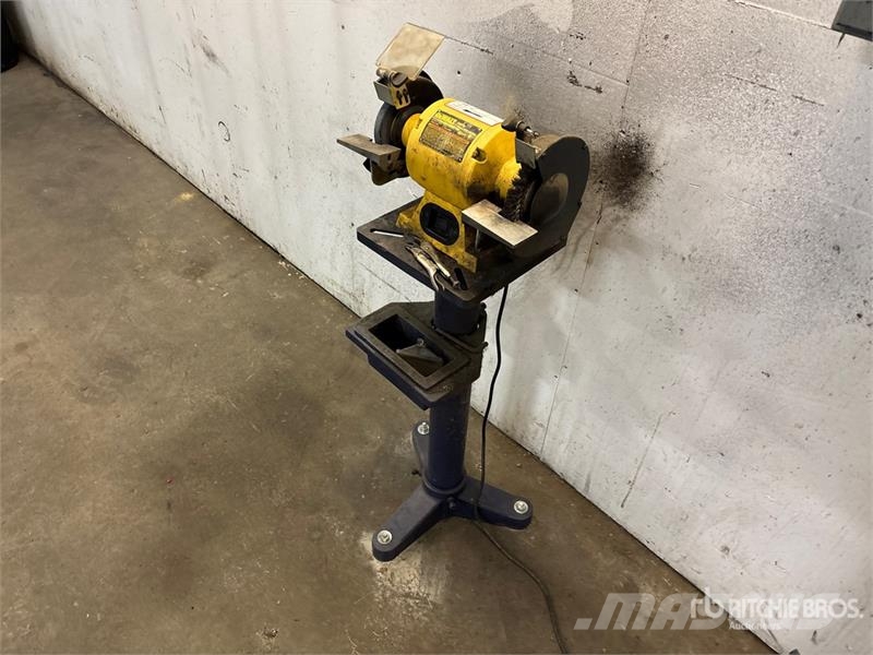 Quantity of (2) DeWalt DW756 6 in Bench Grinder Drugi deli