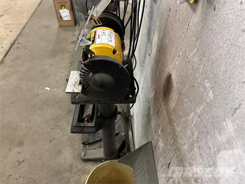 Quantity of (2) DeWalt DW756 6 in Bench Grinder Drugi deli