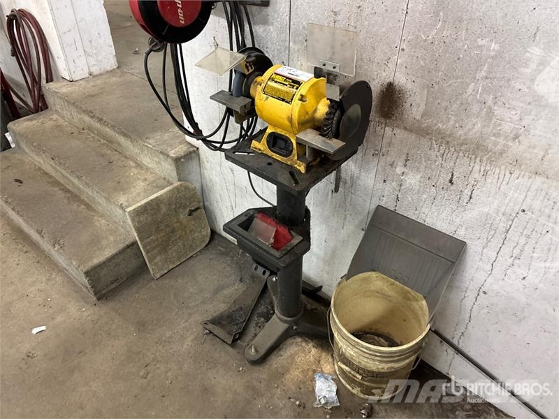 Quantity of (2) DeWalt DW756 6 in Bench Grinder Drugi deli