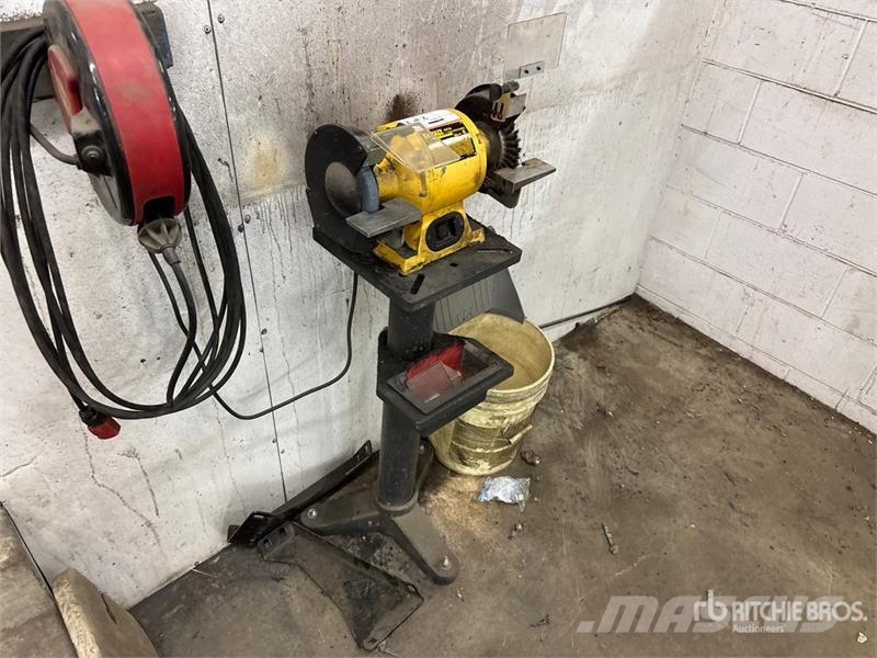 Quantity of (2) DeWalt DW756 6 in Bench Grinder Drugi deli