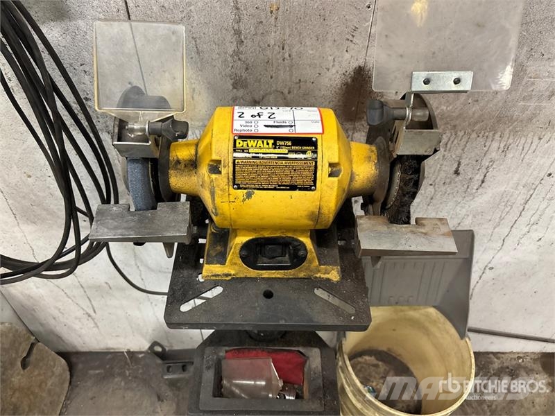 Quantity of (2) DeWalt DW756 6 in Bench Grinder Drugi deli