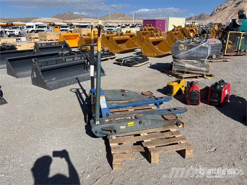  Quantity of (2) Floor Jacks & Pallet Jack Ostatní komponenty