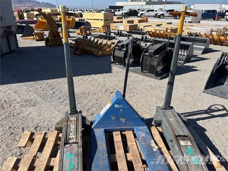  Quantity of (2) Floor Jacks & Pallet Jack Ostatní komponenty