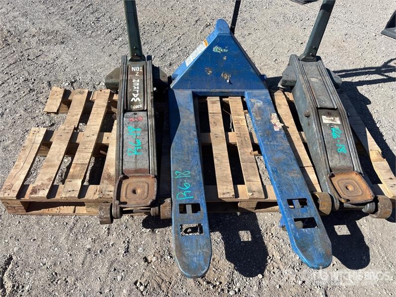  Quantity of (2) Floor Jacks & Pallet Jack Ostatní komponenty