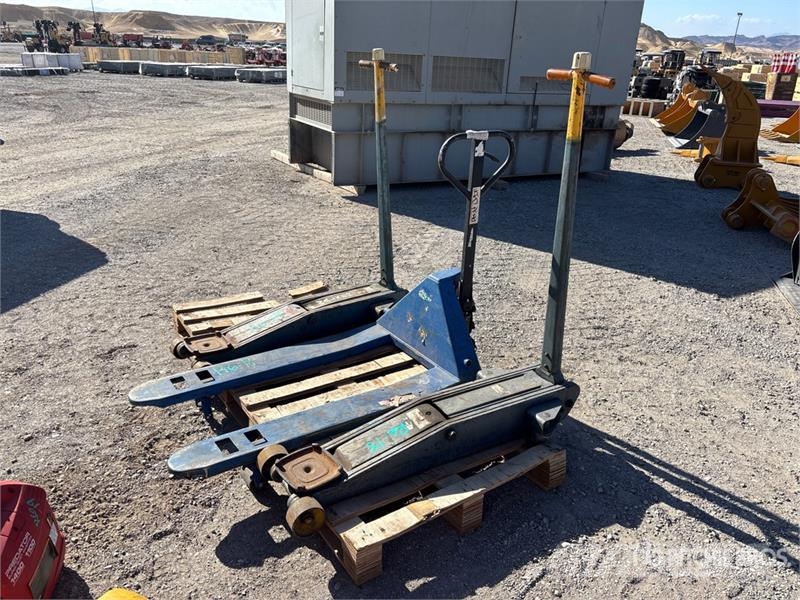  Quantity of (2) Floor Jacks & Pallet Jack Ostatní komponenty