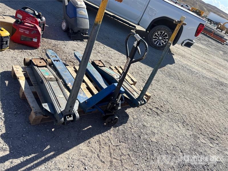  Quantity of (2) Floor Jacks & Pallet Jack Ostatní komponenty