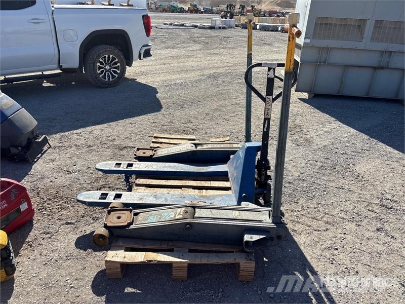  Quantity of (2) Floor Jacks & Pallet Jack Ostatní komponenty