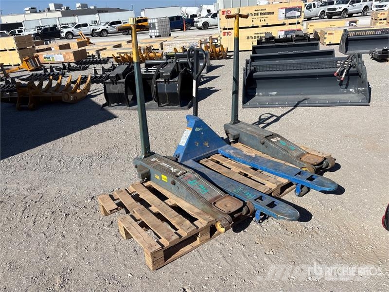  Quantity of (2) Floor Jacks & Pallet Jack Ostatní komponenty