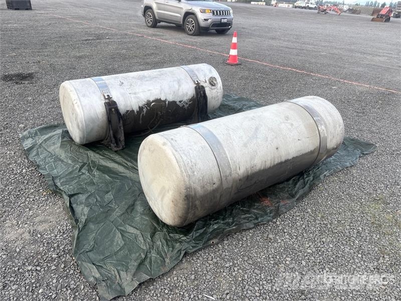  Quantity of (2) Fuel Tanks - Fits Truck 其他組件