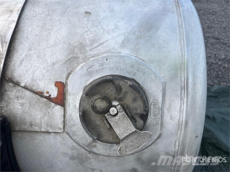  Quantity of (2) Fuel Tanks - Fits Truck 其他組件