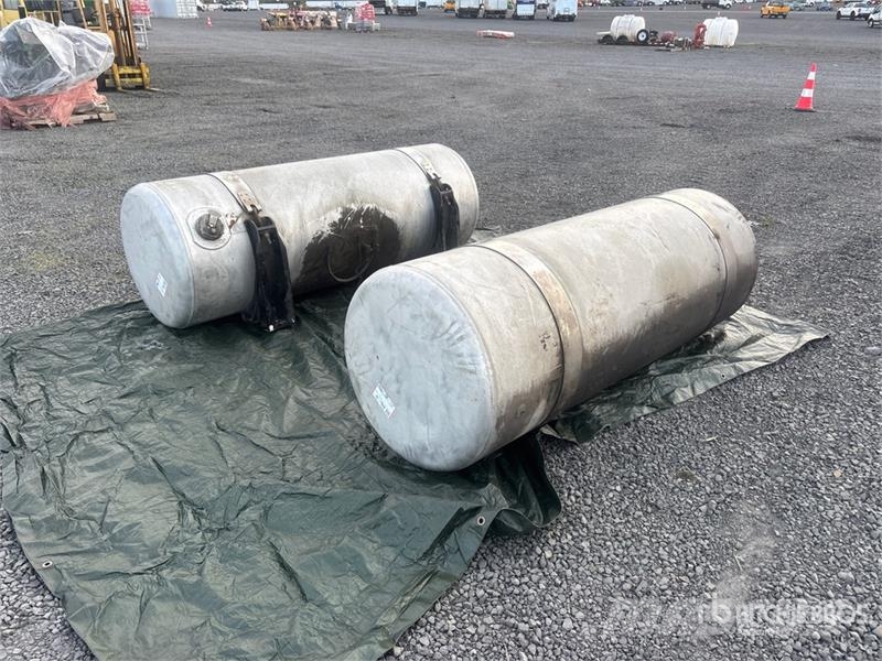  Quantity of (2) Fuel Tanks - Fits Truck 其他組件