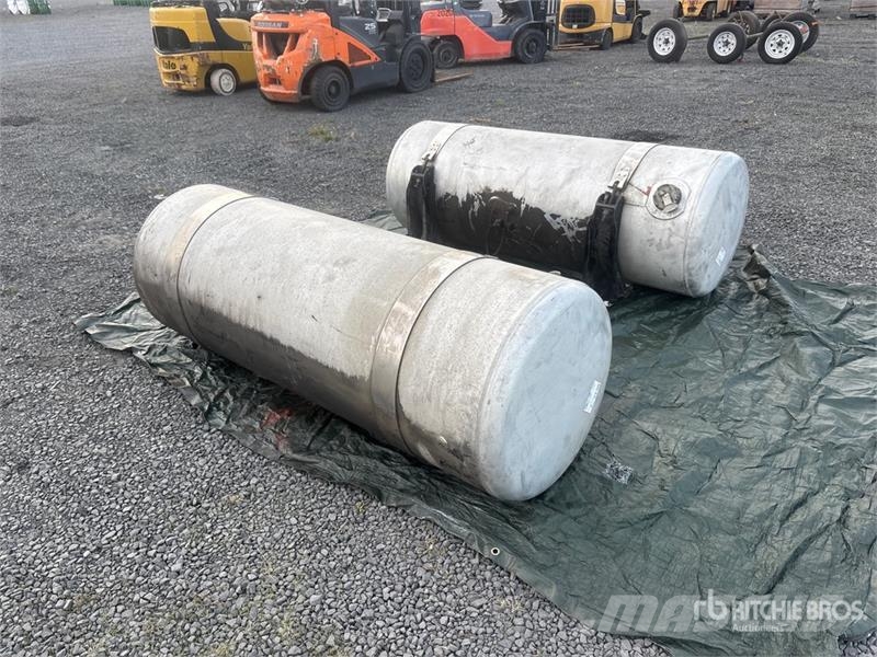  Quantity of (2) Fuel Tanks - Fits Truck 其他組件