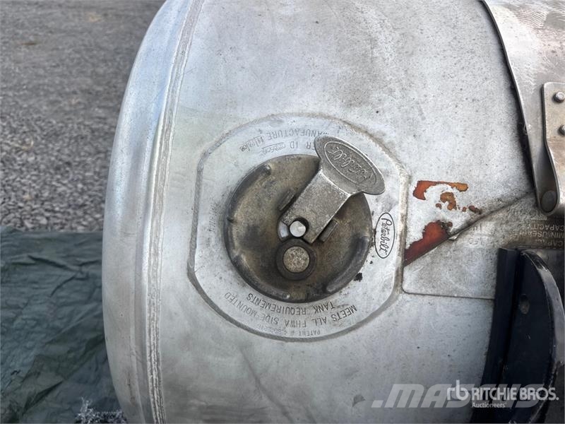  Quantity of (2) Fuel Tanks - Fits Truck 其他組件