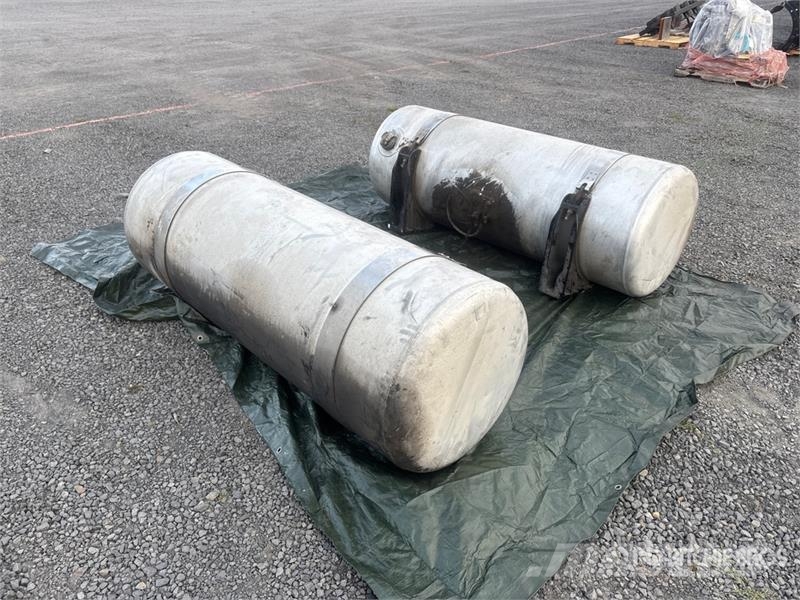  Quantity of (2) Fuel Tanks - Fits Truck 其他組件