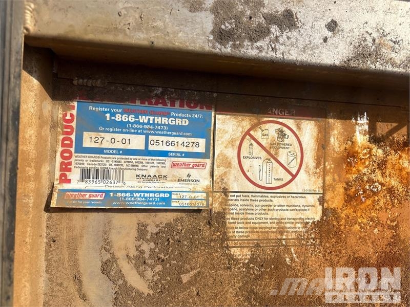  Quantity of (2) Headache Racks & (1) Tool Box Коммерческий транспорт - Другие