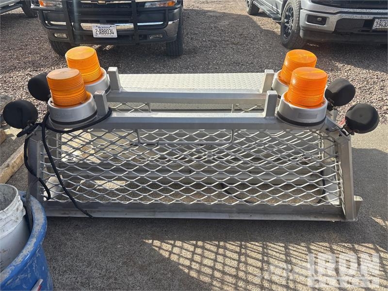  Quantity of (2) Headache Racks & (1) Tool Box Коммерческий транспорт - Другие
