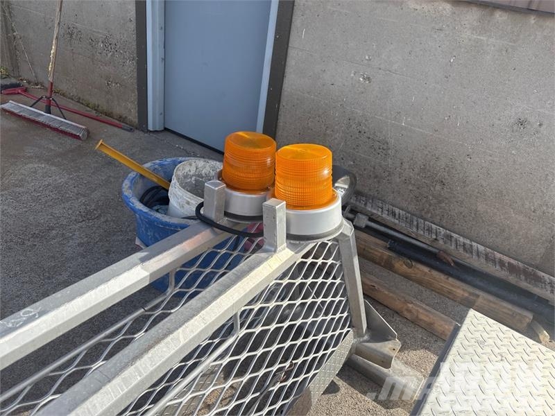  Quantity of (2) Headache Racks & (1) Tool Box Коммерческий транспорт - Другие