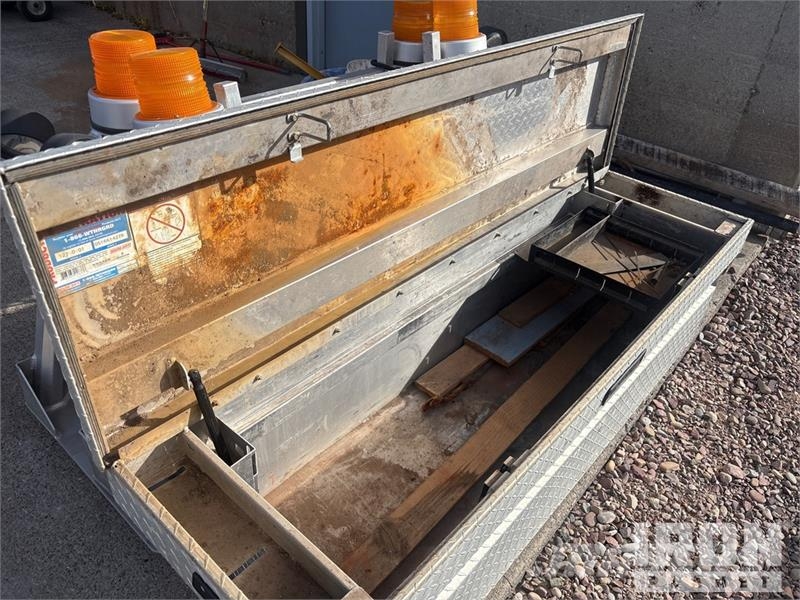  Quantity of (2) Headache Racks & (1) Tool Box Коммерческий транспорт - Другие