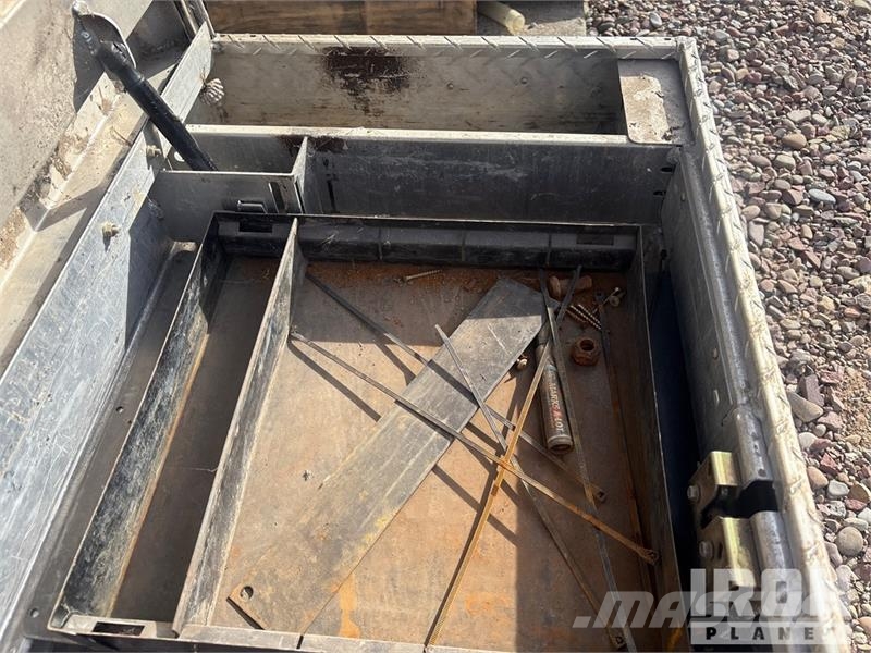  Quantity of (2) Headache Racks & (1) Tool Box Коммерческий транспорт - Другие