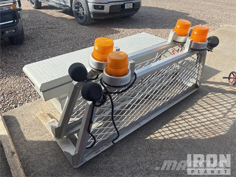  Quantity of (2) Headache Racks & (1) Tool Box Коммерческий транспорт - Другие